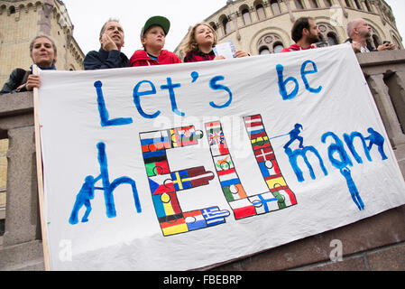 Norweger Rallye zur Unterstützung der syrischen Flüchtlinge halten einen Banner zu lesen, "Wir werden Menschen" vor dem Parlamentsgebäude in Oslo, Norwegen, 12. September 2015. Stockfoto