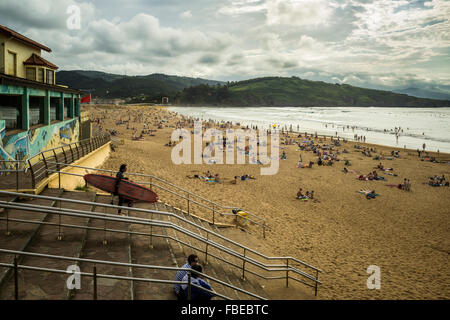 Mann mit einem Surfbrett an den Strand Arena in Bilbao, Spanien Stockfoto