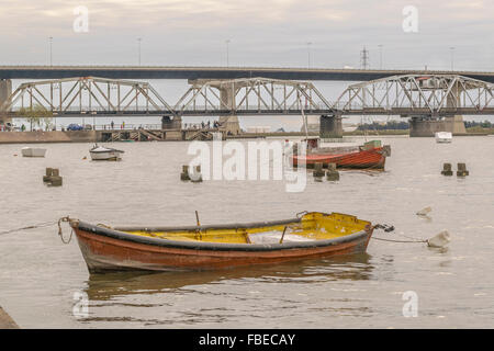 Kleine Segelboote und Angelboote/Fischerboote ausruhen in das Wasser des Flusses Santa Lucia in der Außenseite von Montevideo in Uruguay. Stockfoto