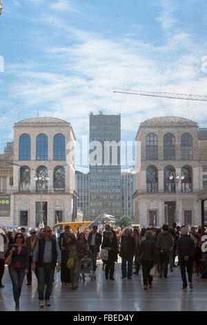 von Galleria Vittorio Emanuele Terrazza Martini zwischen den beiden identischen Gebäuden der Palazzo dell'arengario, Mailand Stockfoto