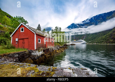 Norwegen-Landschaft, das Haus am Ufer des Fjords im Hintergrund Liegeplatz Kreuzfahrtschiff. Stockfoto