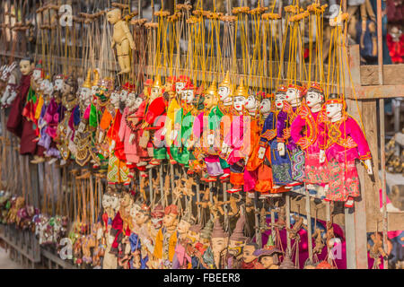 Traditionelle handwerkliche Puppen sind in einem Geschäft in Bagan, Myanmar verkauft. Stockfoto