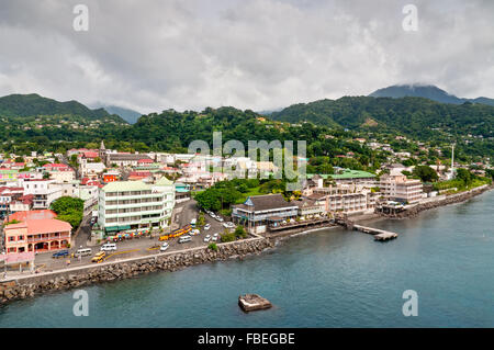 Ein Panorama von Roseau, Hauptstadt von Dominica, genommen von einem Schiff mit Blick auf die Stadt. Stockfoto