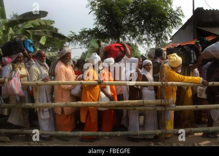 Millionen von hinduistischen Anhänger nehmen heiliges Bad Makar Sankranti in Gangasagar, West-Bengalen. Die Insel, auch bekannt als Sagardwip, ist eine hinduistische Wallfahrtsort. Jedes Jahr am Tag des Makar Sankranti, versammeln Hindus, um ein heiliges Bad zu nehmen, an der Mündung des Flusses Ganges und Golf von Bengalen und beten (Puja) im Kapil Muni Tempel. (Foto von Shashi Sharma / Pacific Press) Stockfoto