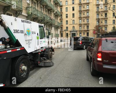 Autos in Manhattans Upper East Side weichen für Straßenkehrer vor der Rückkehr in ihre Parkplätze in New York City, USA, 21. Dezember 2015. Parkplätze in New York sind teuer und begehrt. New Yorker sind jedoch verpflichtet, ihre Fahrzeuge aus dem Weg für Kehrmaschinen zweimal in der Woche bewegen führt manchmal zu Bizzare Verkehrssituationen mit Autos parken auf der Straße und nicht auf Nebenstraßen. Foto: Chris Melzer/dpa Stockfoto