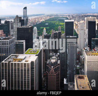 New Yorker Skyline mit urbanen Wolkenkratzer bei Sonnenuntergang, USA. Stockfoto