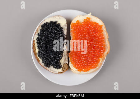 Zwei Brötchen mit Butter und Kaviar. Stockfoto