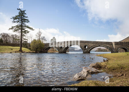 Blick auf Stein Brücke über Fluss Tay (Mündung des Loch Tay) am Kenmore A827, Perthshire, Schottland, UK, Europa. Stockfoto