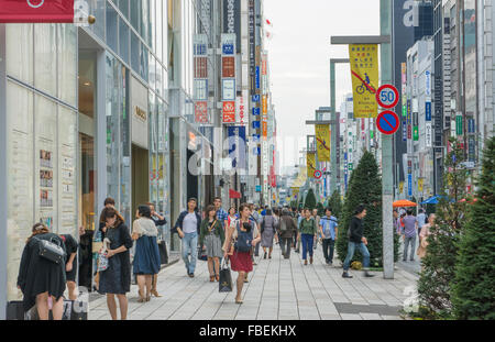 Tokyo Japan lokalen Massen Ginza Einkaufsviertel Innenstadt mit Ansturm von Einheimischen und Touristen-Shop und Spaziergang entlang der berühmten Straße Stockfoto