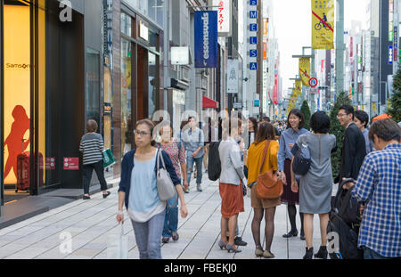 Tokyo Japan lokalen Massen Ginza Einkaufsviertel Innenstadt mit Ansturm von Einheimischen und Touristen-Shop und Spaziergang entlang der berühmten Straße Stockfoto