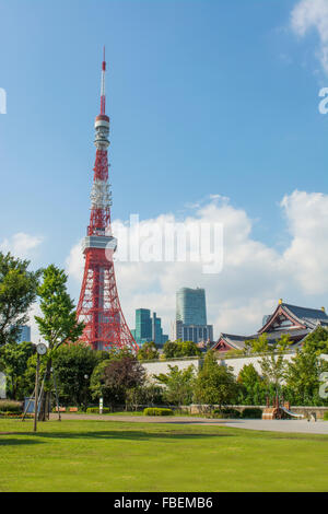 Tokyo Japan Scenic Tokyo Tower und den Zojo-Ji-Tempel in Shiba Nachbarschaft im Blick auf die Innenstadt von Stadt Stockfoto