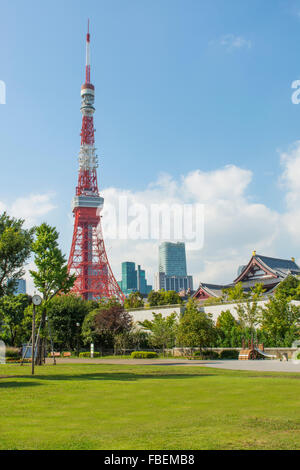 Tokyo Japan Scenic Tokyo Tower und den Zojo-Ji-Tempel in Shiba Nachbarschaft im Blick auf die Innenstadt von Stadt Stockfoto