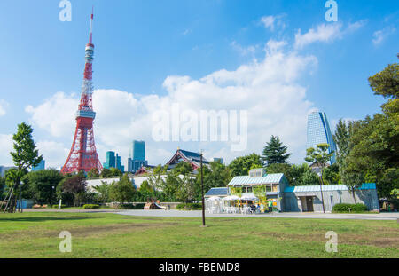 Tokyo Japan Scenic Tokyo Tower und den Zojo-Ji-Tempel in Shiba Nachbarschaft im Blick auf die Innenstadt von Stadt Stockfoto