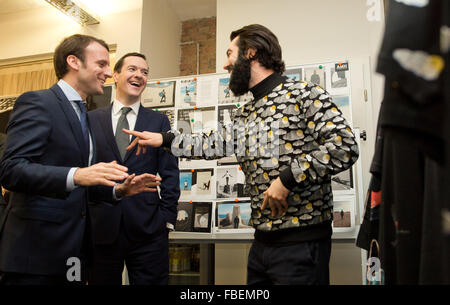 Berlin, Deutschland. 14. Januar 2016. Französische Wirtschaftsministerin Emmanuel Macron (l-R) und britische Schatzkanzler George Osborne im Gespräch mit Ashley Marc Hovelle bei einem Besuch in der Fabrik in Berlin, Deutschland, 14. Januar 2016. Foto: Jörg CARSTENSEN/DPA/Alamy Live-Nachrichten Stockfoto