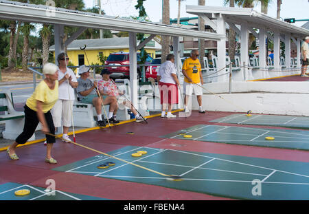 New Smyrna Beach Florida Senior im Ruhestand Paare spielen Shuffleboard im Spiel Wettbewerb in der Stadt auf Flagler Street Stockfoto