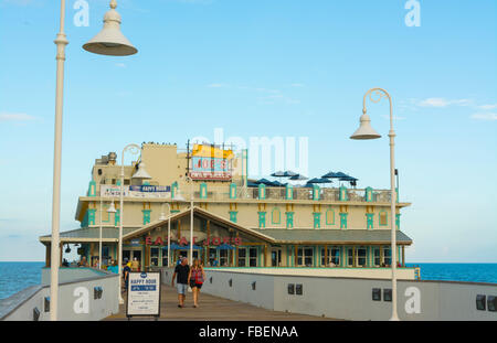 Daytona Beach Florida berühmten Main Street Pier und die Promenade Seebrücke mit Restaurant Joes Crab Shack auf dem Wasser für Touristen mit Wildschwein Stockfoto