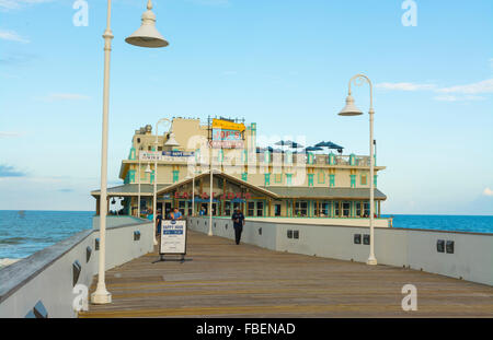 Daytona Beach Florida berühmten Main Street Pier und die Promenade Seebrücke mit Restaurant Joes Crab Shack auf dem Wasser für Touristen mit Wildschwein Stockfoto