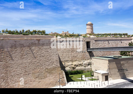 Marseille, Blick auf Saint Jean Turm und Eintritt in das Museum Museum der europäischen und mediterranen Kulturen Stockfoto