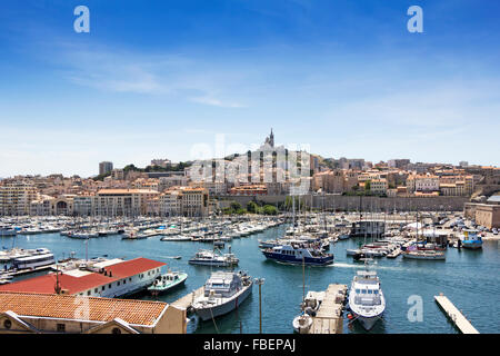 Panorama-Blick auf den alten Hafen und die Basilika von Notre Dame De La Garde in Marseille, Frankreich Stockfoto