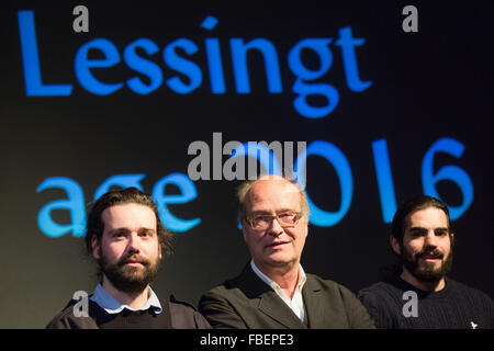 Hamburg, Deutschland. 15. Januar 2016. Der Direktor des Thalia Theaters, Joachim Lux (M), syrischen Schriftstellers Mohammad al-Attar (R) und Thomas Verstraeten (l) des belgischen Theaters Firma FC Bergman posiert nach einer Pressekonferenz auf dem Programm des Festivals "Lessingtage 2016" in Hamburg, Deutschland, 15. Januar 2016. Das Theaterfestival wird in Hamburg vom 23 Januar bis 7 Februar 2016 stattfinden. Foto: CHRISTIAN CHARISIUS/Dpa/Alamy Live News Stockfoto