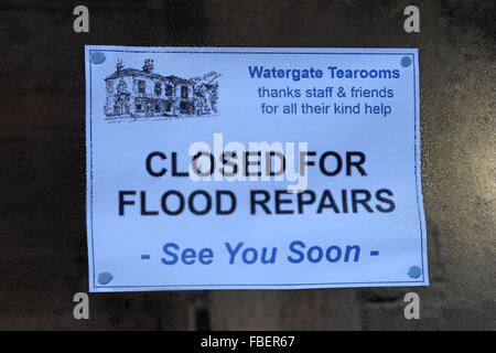 Hebden Bridge, Großbritannien. Januar 2016. Melden Sie sich in einem überfluteten Café in der Hebden Bridge an Stockfoto