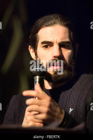 Hamburg, Deutschland. 15. Januar 2016. Syrische Schriftsteller Mohammad al-Attar spricht im Foyer des Thalia Theaters im Rahmen einer Pressekonferenz auf dem Programm des Festivals "Lessingtage 2016" in Hamburg, Deutschland, 15. Januar 2016. Das Theaterfestival wird in Hamburg vom 23 Januar bis 7 Februar 2016 stattfinden. Foto: CHRISTIAN CHARISIUS/Dpa/Alamy Live News Stockfoto