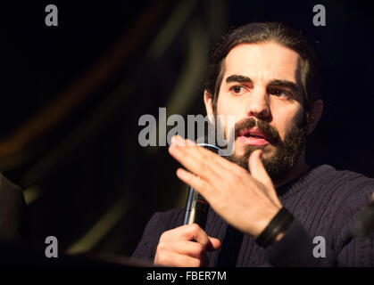 Hamburg, Deutschland. 15. Januar 2016. Syrische Schriftsteller Mohammad al-Attar spricht im Foyer des Thalia Theaters im Rahmen einer Pressekonferenz auf dem Programm des Festivals "Lessingtage 2016" in Hamburg, Deutschland, 15. Januar 2016. Das Theaterfestival wird in Hamburg vom 23 Januar bis 7 Februar 2016 stattfinden. Foto: CHRISTIAN CHARISIUS/Dpa/Alamy Live News Stockfoto