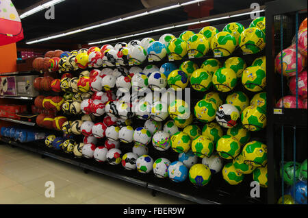 Rack voller Fußbälle mit bunten FIFA 2014 Thema Malerei. Dieses Sport-Event beginnt am 12. Juni um Brasilien. Stockfoto