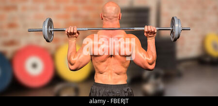 Zusammengesetztes Bild der Rückansicht eines Bodybuilders heben crossfit Stockfoto