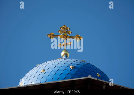 Orthodoxes Kreuz auf der Kuppel der Kathedrale der Dormitio, Gunnersbury, London, england Stockfoto