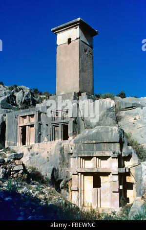 Lykische Felsengräber auf Acropolis Hill (c6th BC) im antiken lykischen Stadt bleibt von Xanthos, Lykien, Kinik, Antalya, Türkei Stockfoto