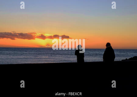 West Bay, Dorset, UK. 15. Januar 2016. Ein schöner Sonnenuntergang an der Küste von Dorset als die Temperatur soll minus Zahlen fallen. Bildnachweis: Tom Corban/Alamy Live-Nachrichten Stockfoto
