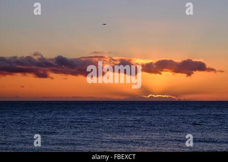 West Bay, Dorset, UK. 15. Januar 2016. Ein schöner Sonnenuntergang an der Küste von Dorset als die Temperatur soll minus Zahlen fallen. Bildnachweis: Tom Corban/Alamy Live-Nachrichten Stockfoto