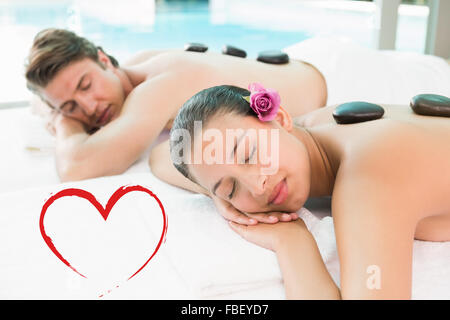 Montagebild Paar genießt bei Gesundheitsfarm-Stone-massage Stockfoto