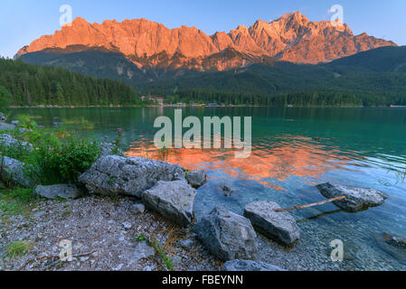 Fantastischen Sonnenuntergang am Berg See Eibsee, befindet sich in Bayern, Deutschland. Dramatische ungewöhnliche Szene. Alpen, Europa. Stockfoto