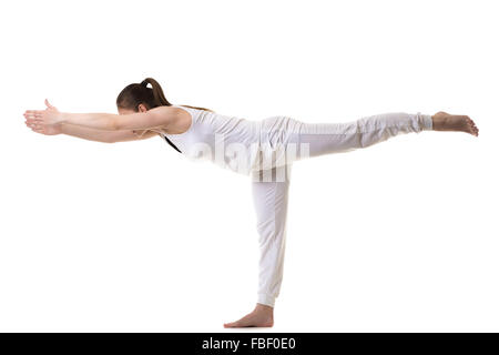 Schöne Fitness-Modell praktiziert Yoga oder Pilates Übung für Beine und Rücken, Auswuchten in Warrior III Haltung, Virabhadr Stockfoto
