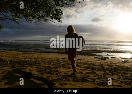 Silhouette eines Surfers während atemberaubenden Sonnenuntergang an Marias Strand zu Fuß. Rincón, Puerto Rico. Territorium der USA. Karibik-Insel. Stockfoto