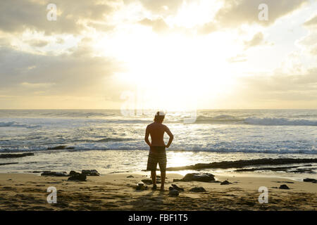 Silhouette der Männer den Sonnenuntergang am Strand von Maria. Rincón, Puerto Rico. Territorium der USA. Karibik-Insel. Stockfoto