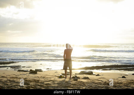 Männer, die den Sonnenuntergang am Strand von Maria. Rincón, Puerto Rico. Territorium der USA. Karibik-Insel. Stockfoto