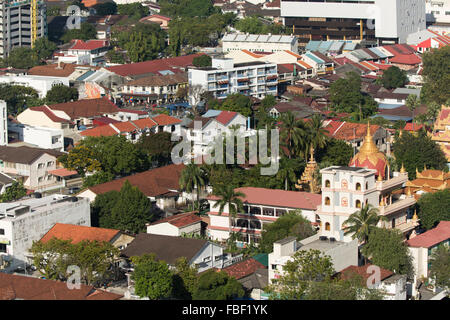 Hohen Aussichtspunkt Blick auf Georgetown Penang. Schuss vollständig gefüllt mit Gebäude, darunter ein Tempel-Dach. Stockfoto