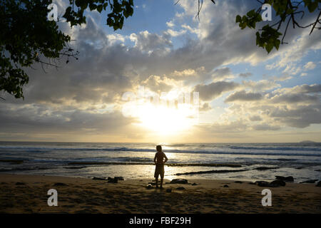 Silhouette der Männer den Sonnenuntergang am Strand von Maria. Rincón, Puerto Rico. Territorium der USA. Karibik-Insel. Stockfoto