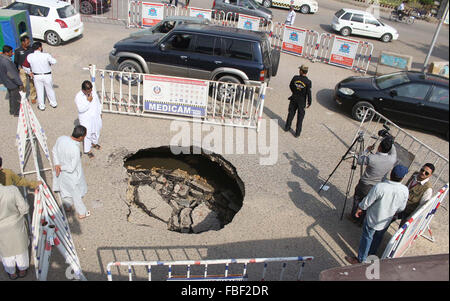 Ein großes Schlagloch auf Straße verursachen Lücken bilden, die Schwierigkeiten im reibungslosen Verkehrsfluss an Tipu Sultan Road von Karachi auf Freitag, 15. Januar 2016 machen. Stockfoto