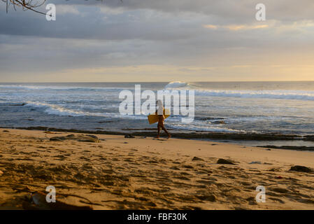 Zu Fuß durch die Ufer von Maria Beach Surfer. Rincón, Puerto Rico. Territorium der USA. Karibik-Insel. Stockfoto