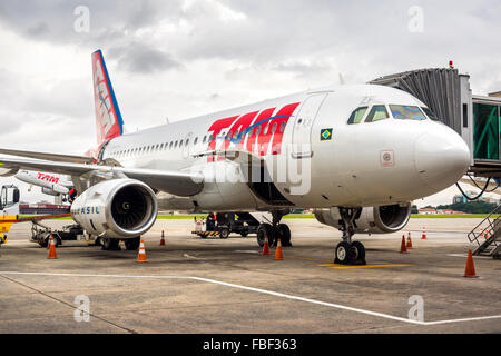 TAM Airlines Airbus 320 Parken am Flughafen Guarulhos in Sao Paulo, Brasilien. TAM ist die brasilianische Marke Latam Airlines. Stockfoto