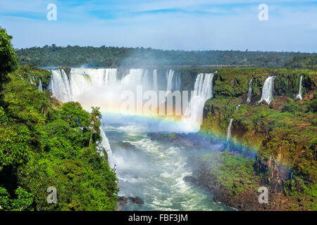 Regenbogen am Iguazu Wasserfälle an der Grenze zwischen Argentinien und Brasilien.