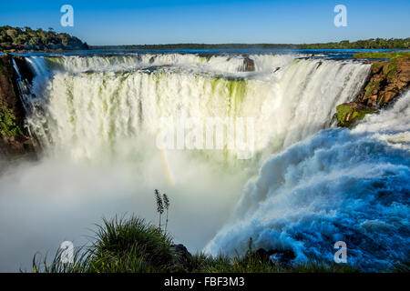 Teufelskehle in Iguazu Wasserfälle, eines der großen Naturwunder der Welt an der Grenze zwischen Argentinien und Brasilien. Stockfoto