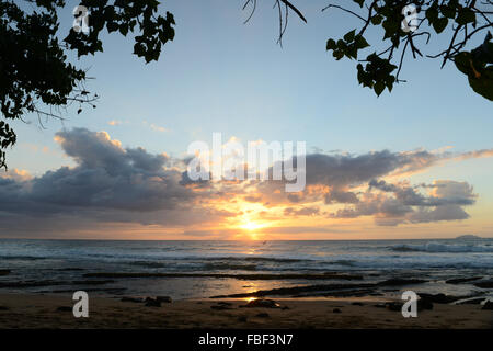 Inspirierende Sonnenuntergang am Strand von Maria. Rincón, Puerto Rico. Territorium der USA. Karibik-Insel. Stockfoto