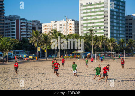 Copacabana-Strand, Fußballspiel, Rio De Janeiro, Brasilien Stockfoto