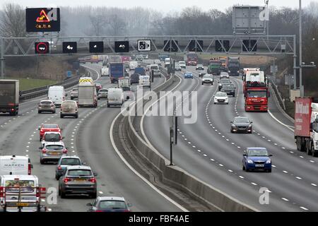 HADECS-3 nun installiert und auf der M25 smart Autobahn zwischen den Anschlussstellen 5 und 6/7 - Sevenoaks und der M25 Stockfoto