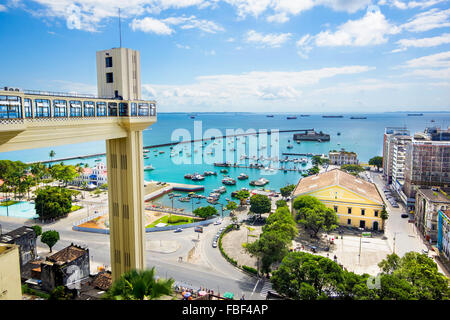 Salvador da Bahia, Brasilien, Ansicht von Lacerda Aufzug und All Saints Bay. Stockfoto